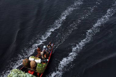 Dakka, Bangladeş'te kirli Buriganga nehrinde tekne. 9 Şubat 2014water kirliliği Buriganga Nehri'nde endişe verici seviyelere ulaştı. Kübik metre zehirli atıkların Hazaribagh Tabakhane ve diğer OECD binlerce milyonlarca
