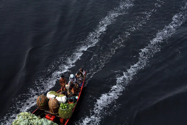 Dakka, Bangladeş'te kirli Buriganga nehrinde tekne. 9 Şubat 2014water kirliliği Buriganga Nehri'nde endişe verici seviyelere ulaştı. Kübik metre zehirli atıkların Hazaribagh Tabakhane ve diğer OECD binlerce milyonlarca