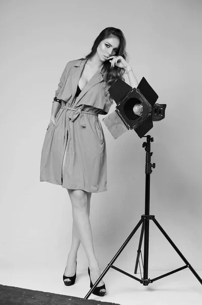 Modello femminile in posa in un cappotto . — Foto Stock