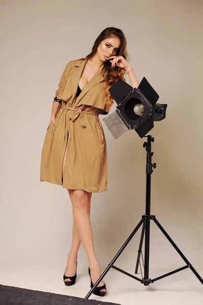 Modelo femenino posando en un abrigo . — Foto de Stock