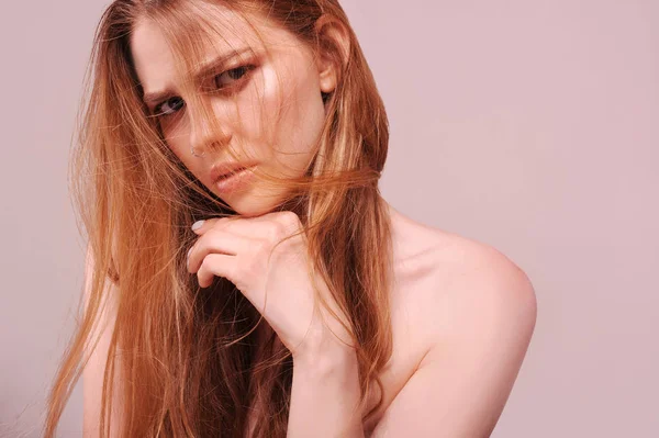 Sorgsen ung kvinna med blont hår — Stockfoto