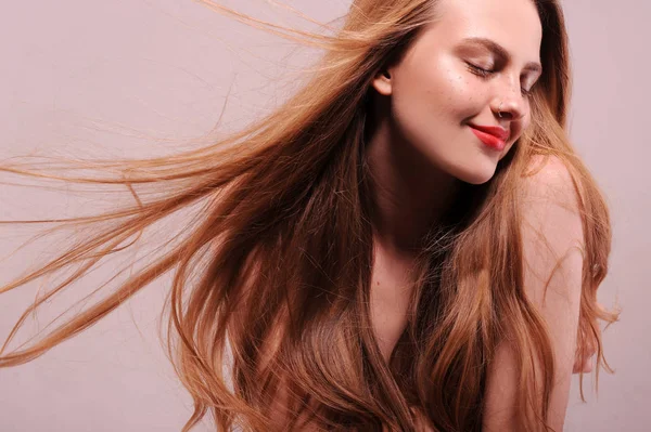 Junge Frau mit blonden Haaren lizenzfreie Stockbilder