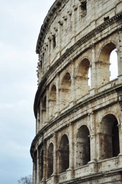 Roma, İtalya'da mavi gökyüzüne karşı Kolezyum inşaatı kısmi görünümü