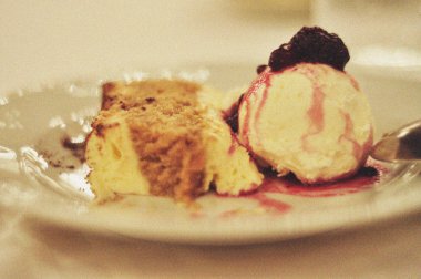 Dondurma topları çilek ile