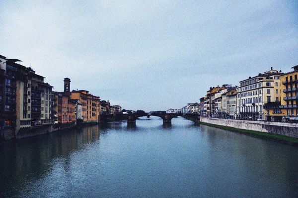 Пейзаж Моста Ponte Santa Trinita Флоренции Италия — стоковое фото