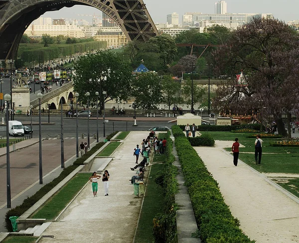 都市広場の観光客とパリ フランスのエッフェル塔ビュー — ストック写真