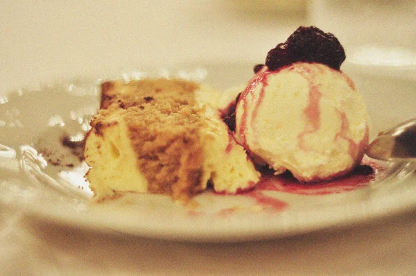 Dondurma topları çilek ile