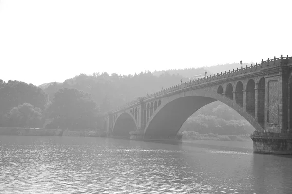Alte Zhaozhou Brücke Nebel Der Nähe Der Stadt Shijiazhuang Provinz lizenzfreie Stockbilder