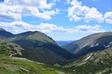 Mavi gökyüzü Rocky Dağları üzerinde