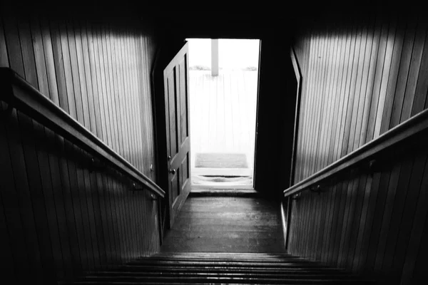 向下的黑色和白色复古楼梯 — 图库照片