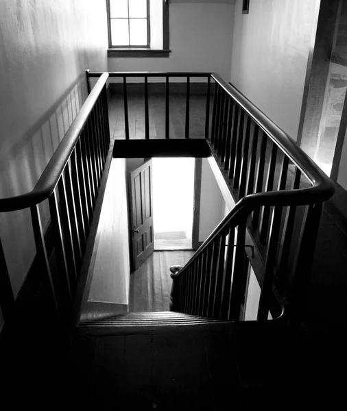 Escalera Vintage en blanco y negro y Bannister — Foto de Stock