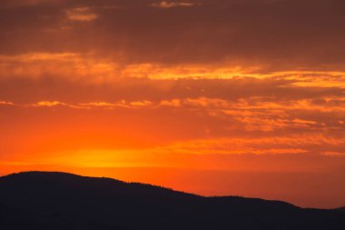 Dağ siluet turuncu gökyüzü altında