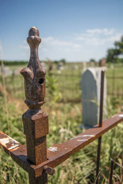 Rusty Fence Post al cimitero — Foto Stock