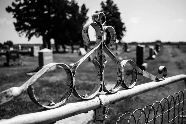 Vecchio cancello del cimitero del metallo in bianco e nero — Foto Stock