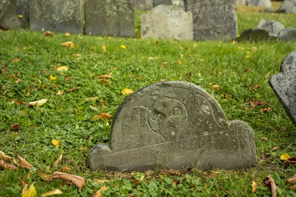 Old Skull Gravestones in Cemetery Graveyard — 스톡 사진