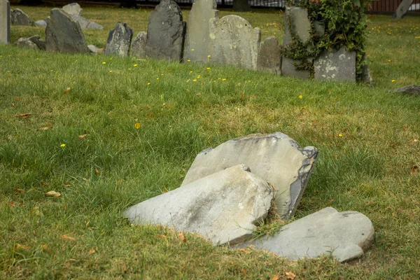 Oude grafstenen op begraafplaats Begraafplaats — Stockfoto