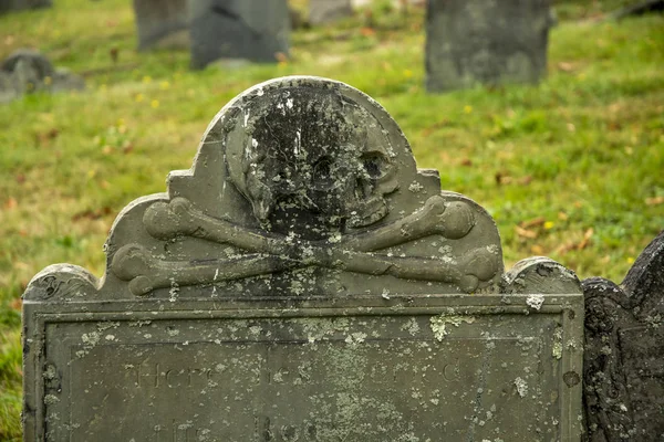 Old Skull Gravestone in Cemetery Graveyard — 스톡 사진