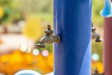 İki Bakır Açık Su Musluğu Mavi Boru Bahçesi