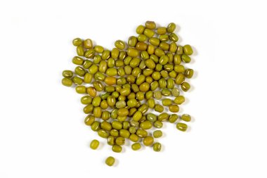 Beyaz arka planda mung fasulyesi