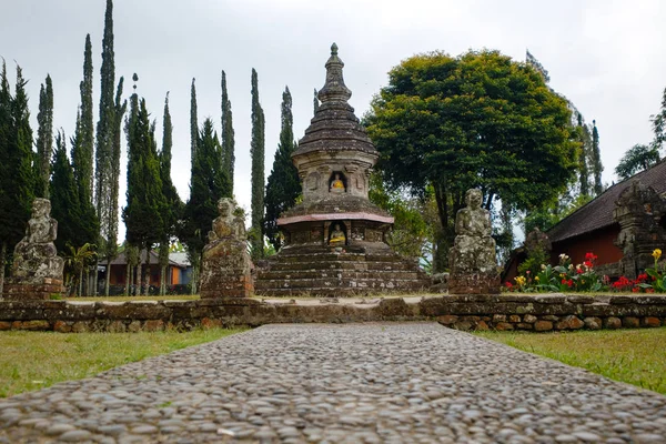 乌伦达努贝拉坦寺的佛教佛塔 — 图库照片