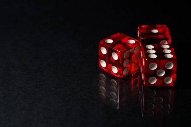 Kırmızı Sic Bo kumar zar