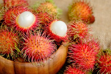 Taze kırmızı rambutan meyve