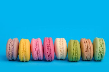 Açık mavi renkli satırlarla Fransızca macaroons