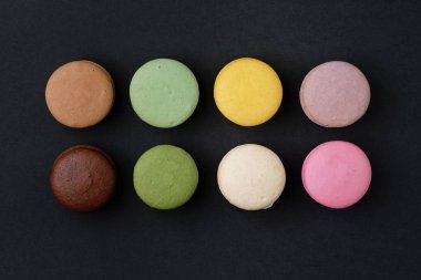 Siyah arka planda Fransız kurabiyeleri.