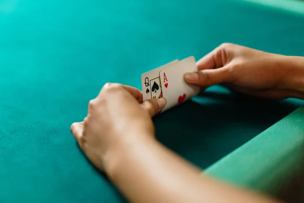 Juegos Jugador mirando las cartas en el blackjack juego — Foto de Stock