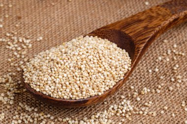 Organik Quinoa tohumlar üzerinde tahta kaşık