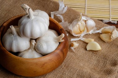 Diş sarımsak ve ampul ahşap kase