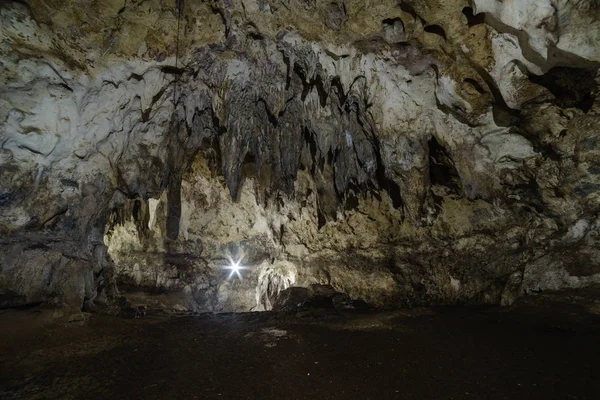 Пещера Хойоп-Ойопан в районе Биколь на Филиппинах — стоковое фото