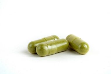 Beyaz arka plan üzerinde Moringa kapsül