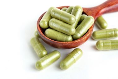 Beyaz arka plan üzerinde Moringa kapsül