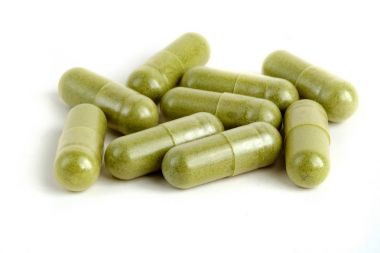 Beyaz arka plan üzerinde Moringa kapsül