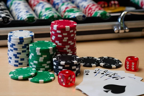 Casino poker fişleri, zar ve kartları — Stok fotoğraf