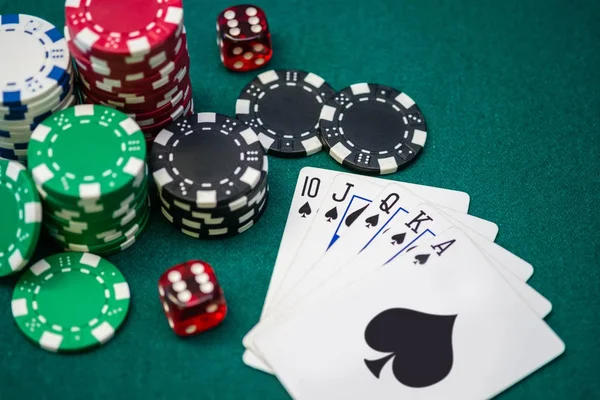 Pila de fichas de poker en la mesa de juego — Foto de Stock