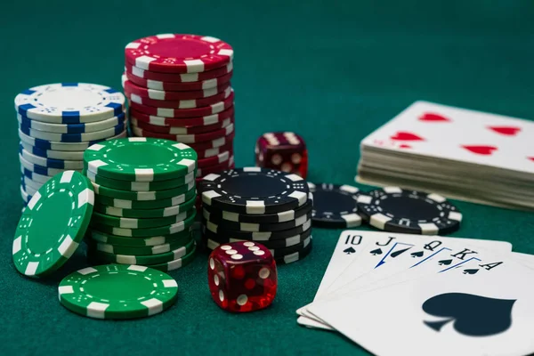Stos żetonów pokerowych na hazard tabeli — Zdjęcie stockowe