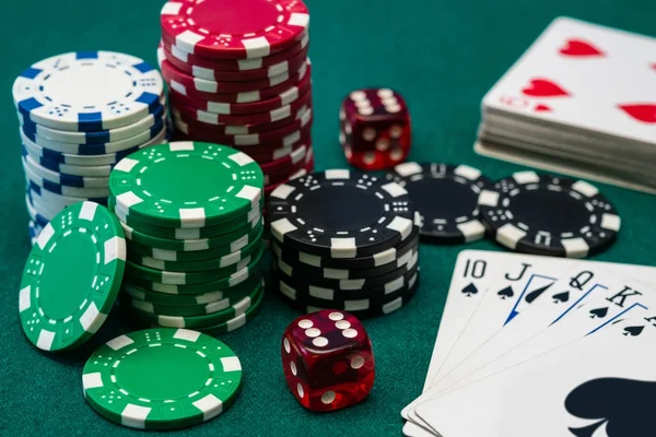 Азартні покерні фішки, кості та карти — стокове фото