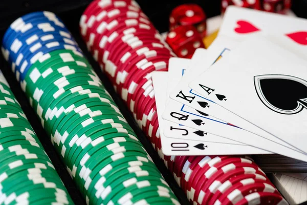 ポーカー用のチップとポーカーのカード — ストック写真