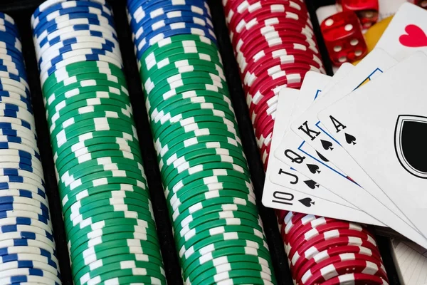 Fichas de póker y tarjeta — Foto de Stock