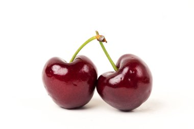 Beyaz arka plan üzerinde iki taze kiraz meyve