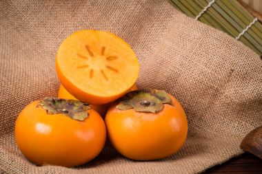 Trabzon hurması meyve organik ve yarım kesilmiş