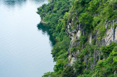 Batu gantung ya da Toba Gölü kıyısında asılı bir taş.