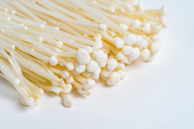 Japon mutfağıyla tanınan Enoki mantarı ya da Enokitake.