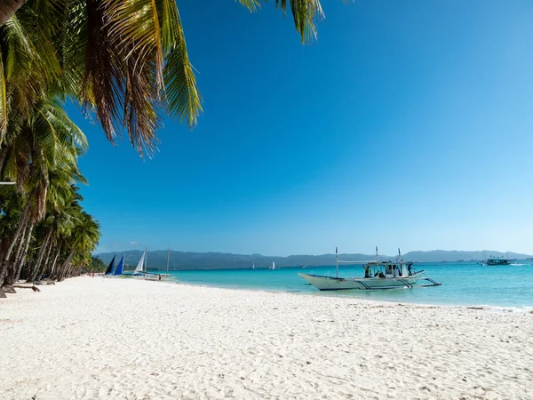 Schöner Strand Der Tropischen Insel Boracay Mit Palme Und Boot — Stockfoto