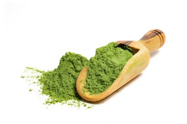 Saf organik arpa otları beyaz izole arka planda pudralanmış.