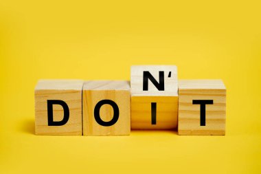 Kelimesi kelimesine tahta bloklar 