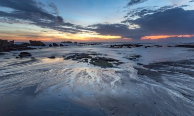 Eşsiz ve güzel desenler sırasında düşük tide ve günbatımı Bali Mengening Beach