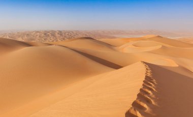 Arap adam Arap Dese bir kumul üzerinde oturan geleneği kıyafeti